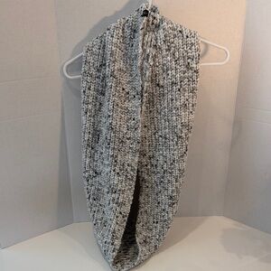 Cuddl Duds Chunky Knit Infinity Scarf Warm Thick and Super Soft Black White Gray